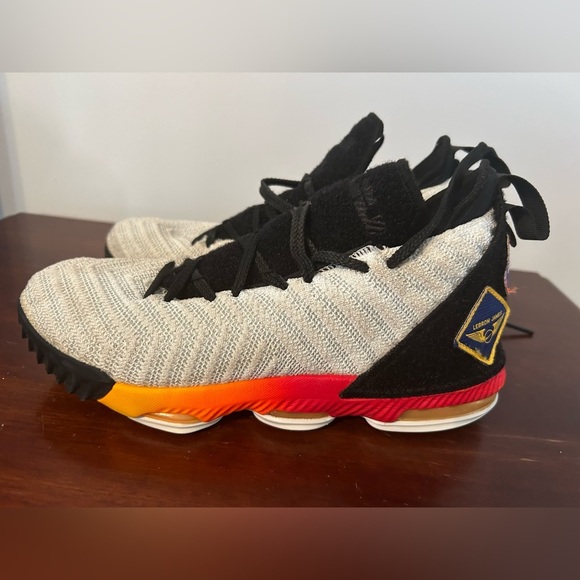 Nike LeBron 16 GS ‘Space Travel’ - Picture 4 of 9